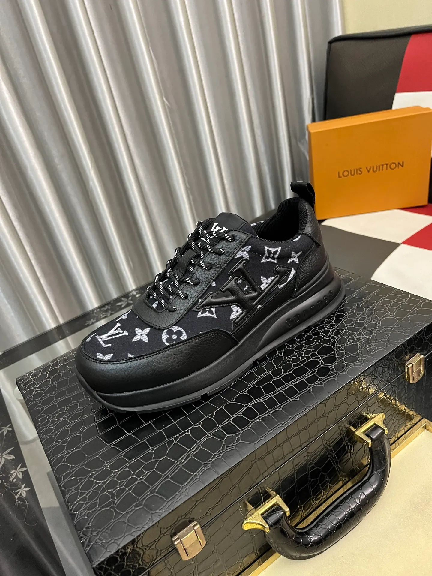 Men's shoes 💰: 438⌚️⌚️[LOUIS VUITTON] Same style as Louis Vuitton* official website🚹Men's high-top casual shoes❤️Same style as popular celebrities ~ best-selling at home and abroad Lv focuses on the checkerboard series...Imported first-layer cowhide with special fabrics➕Full sheepskin lining➕Brand-specific hollow outsole💎Number of codes: 38-443️⃣Colors available